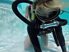 Tussi, Schönheit, Blondine, Spermaladung, Europäisch, Handjob, Pool, Unter wasser