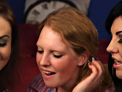 イギリス人, 着衣女と全裸男, ヨーロピアン, フェムドム, フェティッシュ, グループ, 手コキする, 裸