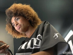 Grosser schwanz, Blasen, Kehlenfick, Schwarz, Freundin, Pov, Öffentlich, Realität