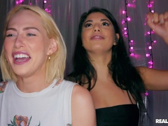 Salle de bains, Gros cul, Gros seins, Robe, Léchez, Seins naturels, Piercing, Réalité