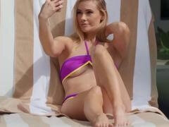 Grosser schwanz, Bikini, Blasen, Geschnappt, Pool, Muschi, Rasiert, Ablutschen