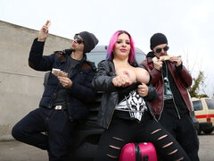 Gros seins, Bottes, Conversation vulgaire, En levrette, Emocore, Talons, Naturelle, Prostituée