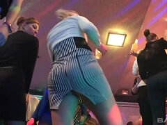 Grosse titten, Blondine, Braunhaarige, Kehlenfick, Gruppe, Interrassisch, Orgie, Piercing