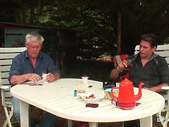 エロ熟女, ヨーロピアン, 顔面騎乗, 熟年, 3p男男女, アウトドア, 放尿, ストッキング