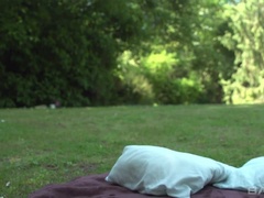 Brunette brune, Tir de sperme, Queue, Faciale, De plein air, Piercing