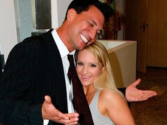 Grosser arsch, Grosser schwanz, Grosse titten, Blondine, Blasen, Spermaladung, Hundestellung, Aufs gesicht abspritzen