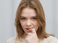 Enthousiasteling, Masturbatie, Melk, Natuurlijke tieten, Kort haar, Alleen, Tiener, Tieten likken