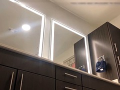 Une colocataire est espionnee en se deshabilant avant la douche