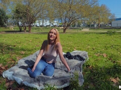 Enthousiasteling, Blond, Pijpbeurt, Laarzen, Lul, Sperma in gezicht, Spijkerbroeken, Openbaar