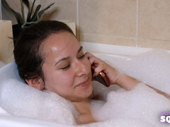 Brunette brune, En levrette, Doigter, Massage, Seins naturels, Rasée, Dénudage, Adolescente