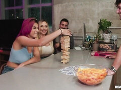 Большая жопа, Поцелуи, Лесбиянка, Мастурбация, Милф, Киски, Бритые, Стриптизерша