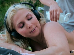 ビキニ, ブロンド, 浮気者, チン, キッチン, 淫乱熟女, ピアス, ショートヘア