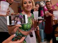 Rubia, Mamada, Residencia universitaria, Interracial, Fiesta, Perforación, Coño, Tetas