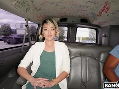 Asiatisch, Blondine, Bus, Kleid, Interrassisch, Kurzes haar