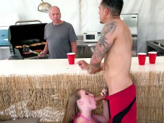 デカチン, ビキニ, フェラチオ, 祖父, アウトドア, フェラする, ティーン
