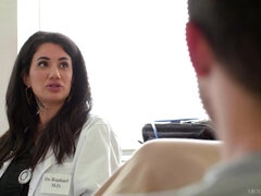 Grote mammen, Sperma shot, Fetisj, Handbeurt, Hardcore, Kantoor, Pornster, Trio