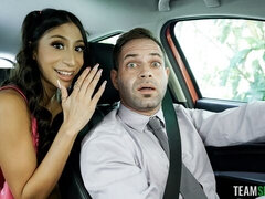 18 ans, Gros cul, Grosse bite, Sucer une bite, Brunette brune, Fille latino, Seins naturels, Adolescente