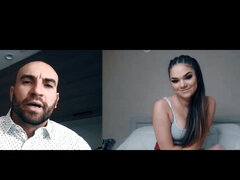 Brunette brune, Attrapée, Fille, Famille, Humiliation, Masturbation, Seins naturels, Tatouage