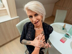 Grosser arsch, Grosser schwanz, Blondine, Blasen, Milf, Penis, Kurzes haar, Tätowierung