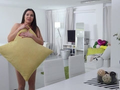 Gros cul, En levrette, Doigter, Lesbienne, Mère que j'aimerais baiser, Pov, Chatte, Dénudage