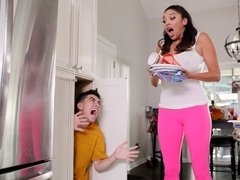 Gros cul, Sucer une bite, Brunette brune, En levrette, Branlette thaïlandaise, Hard, Mère que j'aimerais baiser, Dénudage