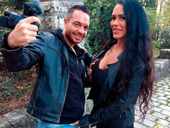 Grosser arsch, Grosser schwanz, Blasen, Braunhaarige, Hundestellung, Milf, Öffentlich, Rasiert