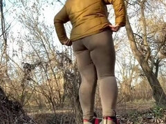 Leie, Hd, Milf, Im freien, Pissen, Solo, Stiefmutter, Nass