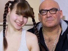 お尻, ブロンド, フェラチオ, バック, 手コキする, 自然山雀, ストリッピング, ティーン