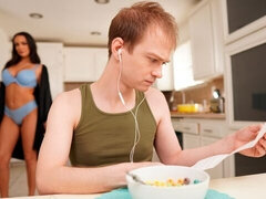 Culo grande, Tetas grandes, Mamada, Estilo perrito, Pajear, Besar, Lamidas, Madres para coger