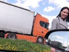 Grosser arsch, Blasen, Braunhaarige, Auto, Hundestellung, Geld, Im freien, Öffentlich