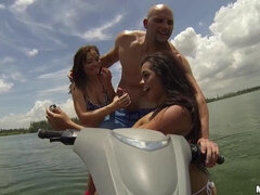 Gros cul, Grosse bite, Poupée, 2 femmes 1 homme, Seins naturels, De plein air, Adolescente, Nénés