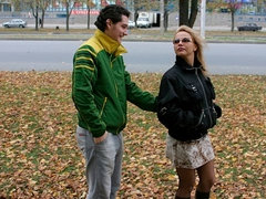 お尻, ブロンド, フェラチオ, 車, 手コキする, なめる, 自然山雀, ストッキング