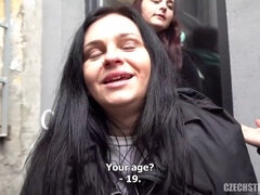 Sucer une bite, Brunette brune, Collège université, Tchèque, Argent, Public, Jarretelles, Suçant