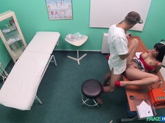 Sucer une bite, Brunette brune, Plantureuse, Gorge profonde, Hard, Bureau, Pisser, Rasée