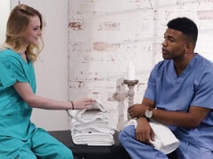 デカパイ, 黒人, ブロンド, フェラチオ, 黒人, 異人種間, 看護婦, 小柄