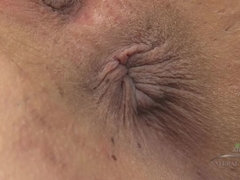 Amateur, Tía