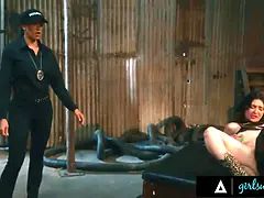 Tetas grandes, Penetracion con puños, Grupo, Grupo, Lesbiana, Madres para coger, Español, Chorro