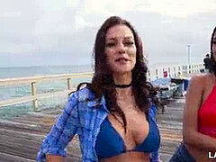 Américain, Plage, Fille latino, Lesbienne, Public, Jouets