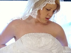 Blond, Mollig, Jurk, Harig, Ondergoed, Masturbatie, Kousen, Tatoeage