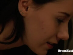 18 ans, Brunette brune, Couple, Lesbienne, Maîtresse, Huilée, Rasée, Nénés