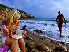 Playa, Verga grande, Rubia, Penetracion con puños, Pajear, Sexo duro, Al aire libre, Adolescente