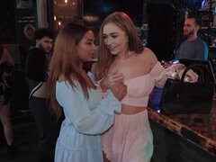 Grosse titten, Blondine, Spermaladung, Fingern, Lesbisch, Lecken, Orgasmus, Öffentlich