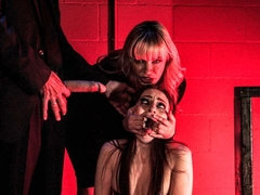 Bisexual, Morena, Club, Estilo perrito, Fiesta, Afeitado, Strapon, Tetas