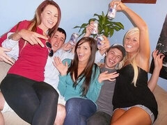 18 jahre, Grosser arsch, Schwanz, Hundestellung, Natürlichen titten, Orgie, Party, Titten