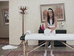 Grosse titten, Blasen, Braunhaarige, Hundestellung, Aufs gesicht abspritzen, Hd, Latina, Reiten