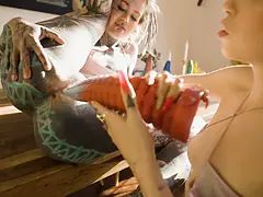 In den arsch, Dildo, Fingern, Hd, Lesbisch, Masturbation, Tätowierung, Spielzeuge