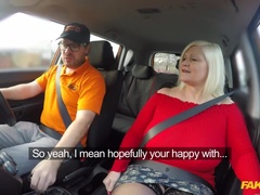 Leie, Vollbusig, Auto, Aufs gesicht abspritzen, Fingern, Handjob, Lecken, Pov
