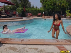 Grosser schwanz, Bikini, Hardcore, Lesbisch, Pool, Muschi