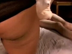 Brunette brune, Gode, Femelle, Fétiche, Embrassement, Masturbation, Seins naturels, Strapon