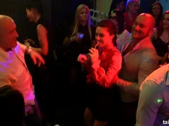 Mamada, Vestidas, Club, Linda, Besar, Ducha, Intercambio de parejas, Mojado